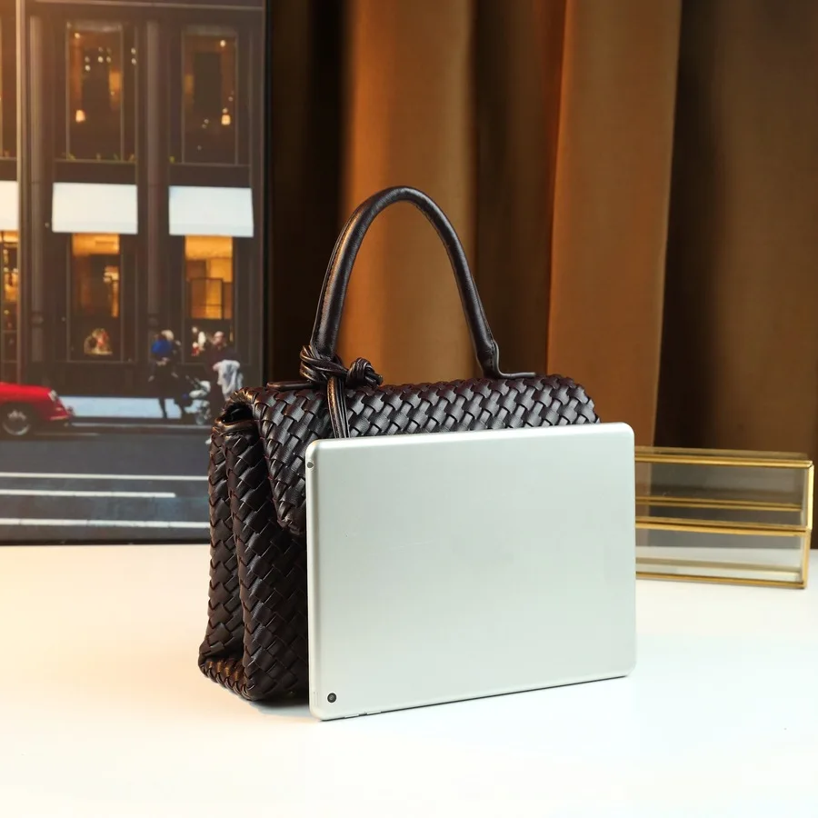 conception de niche de luxe, sac pour femme tissé à la main, sac de transport simple et atmosphérique, sac à main décontracté et polyvalent de grande capacité
