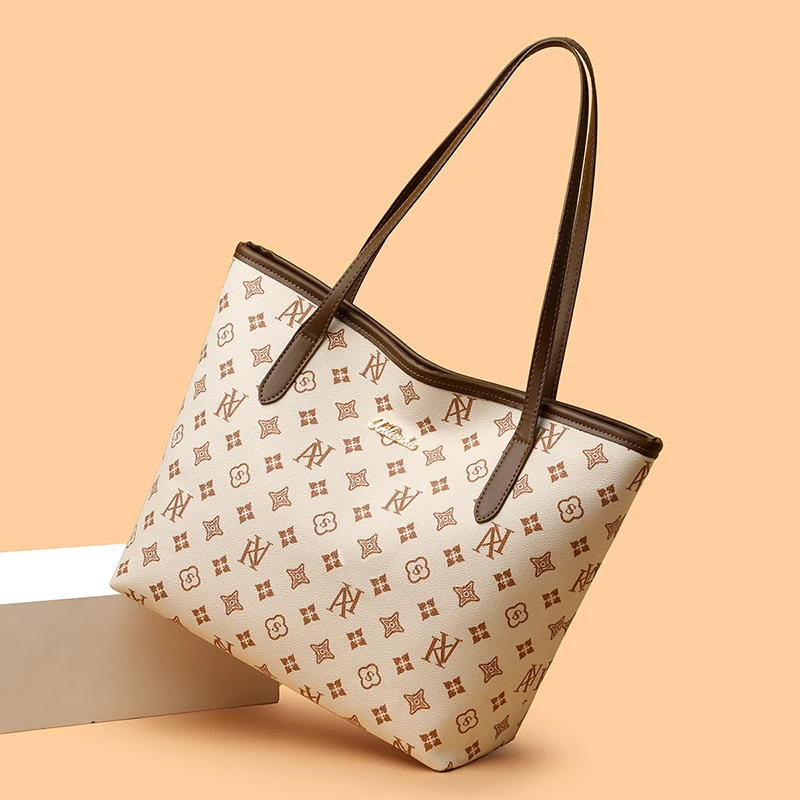 un sac fourre tout de grande capacité avec un logo en métal à l'ancienne. conception classique à motif ancien, schéma de couleurs marron foncé avec une sensation vintage et élégante, embellissements exquis de logo de marque en métal, doubles poignées en cuir. grande capacité, adaptée aux déplacements quotidiens et au shopping, un sac résout les besoins du stockage de voyage, élégante et polyvalente, présentation de la qualité.