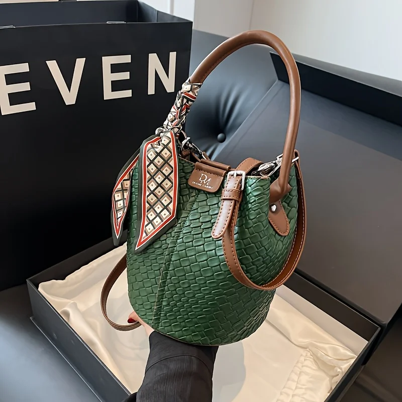 sac seau tissé pour femme. marron profond/beige/vert/noir. sangle amovible, durable et facile à nettoyer. pour les voyages et les événements formels. magasin maintenant!