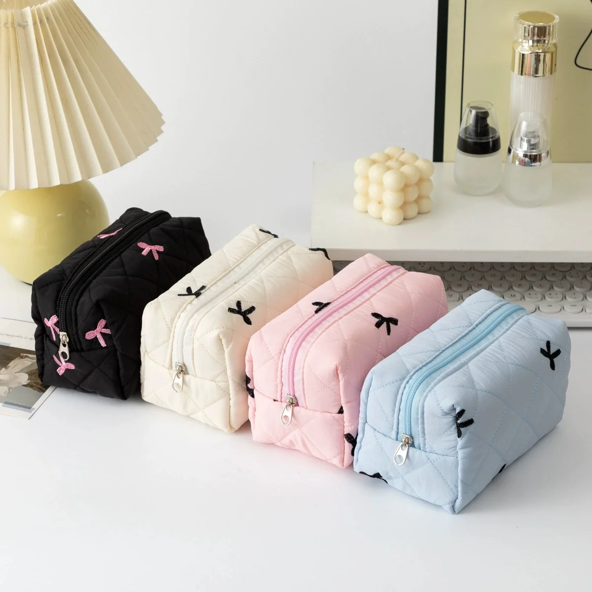 trousse de maquillage matelassée, grand sac à cosmétiques floral, ensemble de trousse de maquillage de voyage de toilette esthétique et sac à fleurs mignon pour femmes et filles