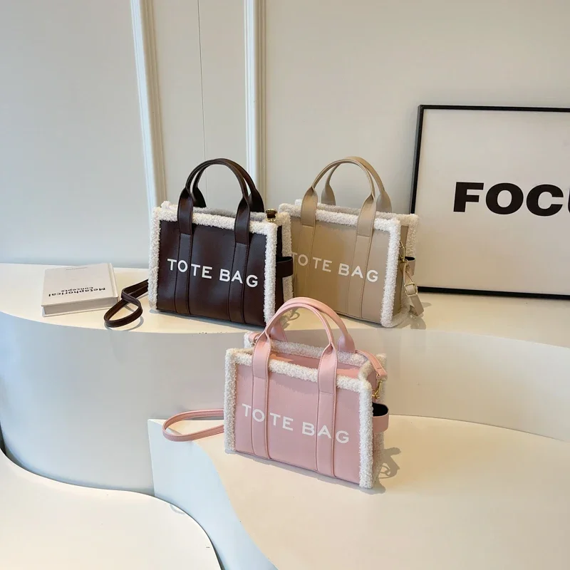 sac à bandoulière matelassé de couleur unie pour femmes, sac à main tendance, style décontracté, bord en peluche, détail, fermeture éclair, sorties idéales