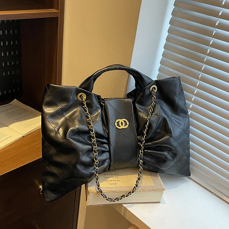 sac à bandoulière matelassé en velours pour femmes, sac à bandoulière élégant avec accent d'arc sous les bras, sac à bandoulière en fourrure douce, sac à main chic d'hiver