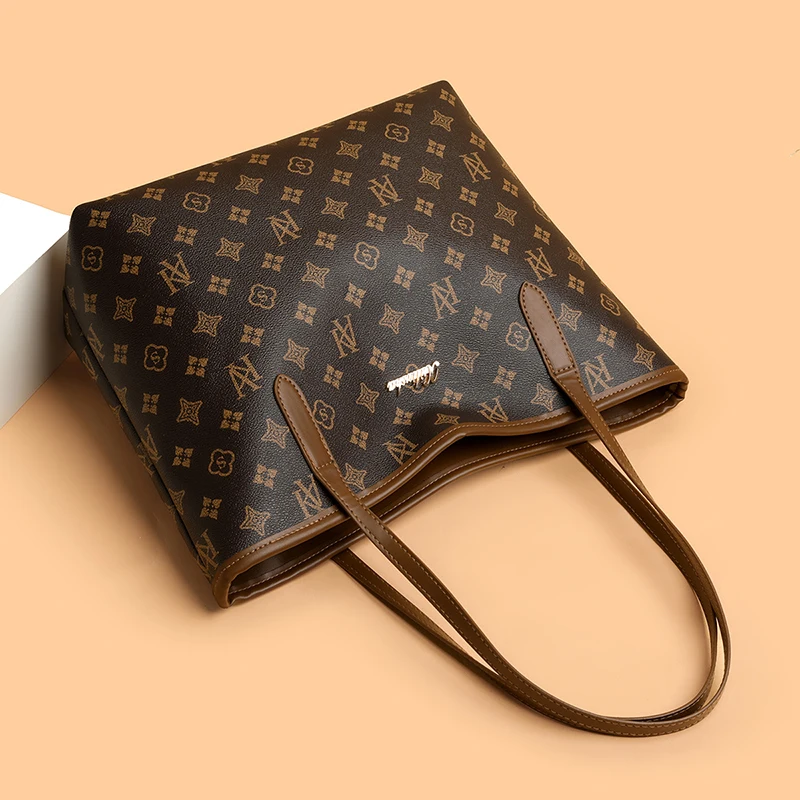 un sac fourre tout de grande capacité avec un logo en métal à l'ancienne. conception classique à motif ancien, schéma de couleurs marron foncé avec une sensation vintage et élégante, embellissements exquis de logo de marque en métal, doubles poignées en cuir. grande capacité, adaptée aux déplacements quotidiens et au shopping, un sac résout les besoins du stockage de voyage, élégante et polyvalente, présentation de la qualité.