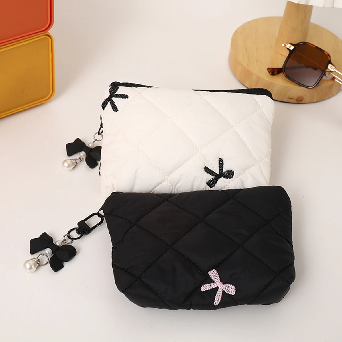 trousse de maquillage à nœud matelassé, pochette de voyage portable pour rouge à lèvres, écouteurs et petits articles, pochette à main exquise
