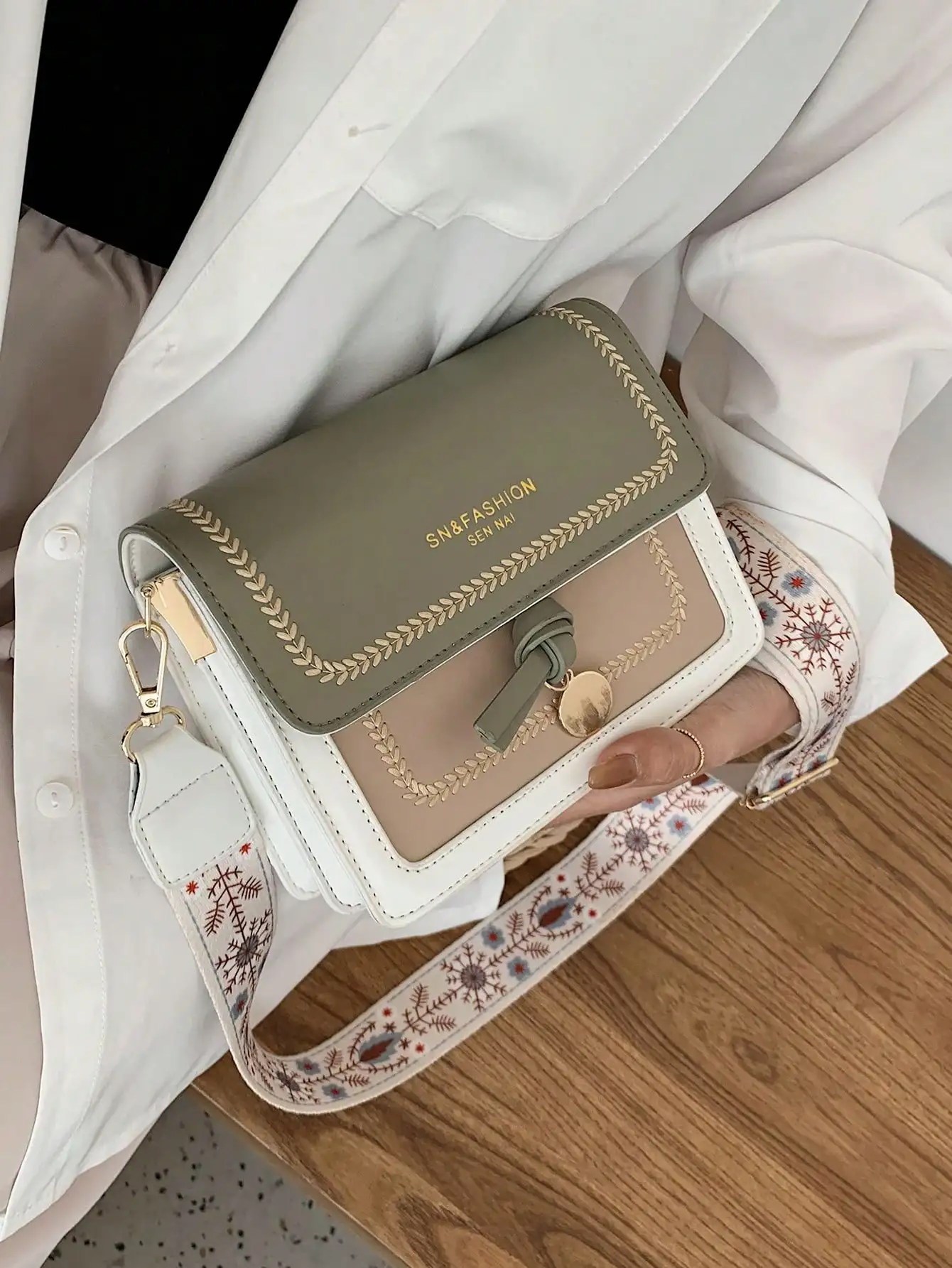 Sac à la mode pour femmes, nouveau sac à bandoulière polyvalent, décontracté, couleur contrastée, petit sac carré, large bandoulière