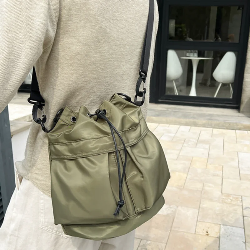 sac seau à cordon de serrage pour femmes, nouvelle mode, sac seau de grande capacité, style vêtements de travail simples, sac à bandoulière en nylon pour femmes