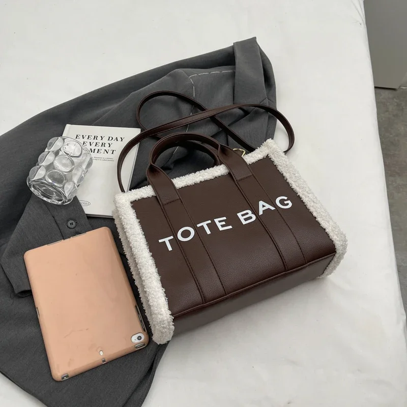 sac à bandoulière matelassé de couleur unie pour femmes, sac à main tendance, style décontracté, bord en peluche, détail, fermeture éclair, sorties idéales