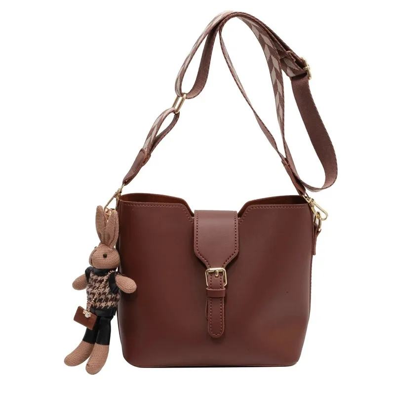 nouveau sac pour femme avec un toucher premium, sac seau à bandoulière à large sangle, design populaire incontournable à la mode et tendance