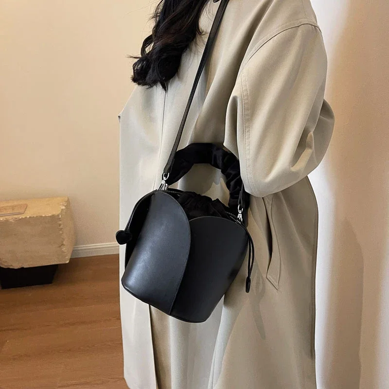 sac seau de luxe pour femmes, sac seau de style pétale de haute qualité, mode polyvalent, couleur unie, sac de transport pour les déplacements, offre spéciale, 2025