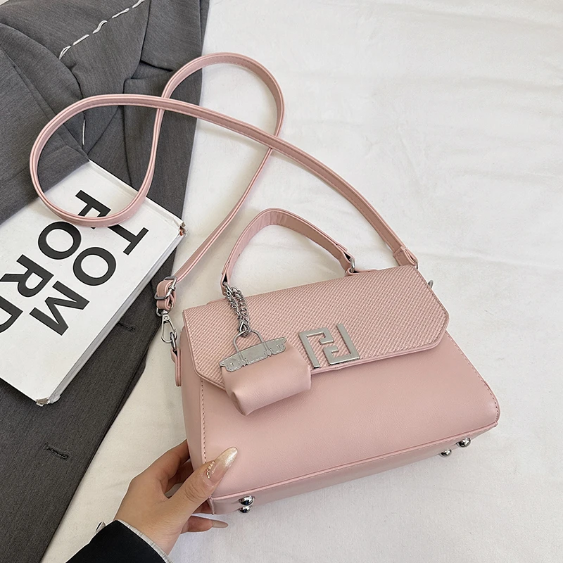 Sac à bandoulière de marque de luxe pour femmes, sac à main en cuir de qualité supérieure avec bandoulière réglable et breloque avec Logo