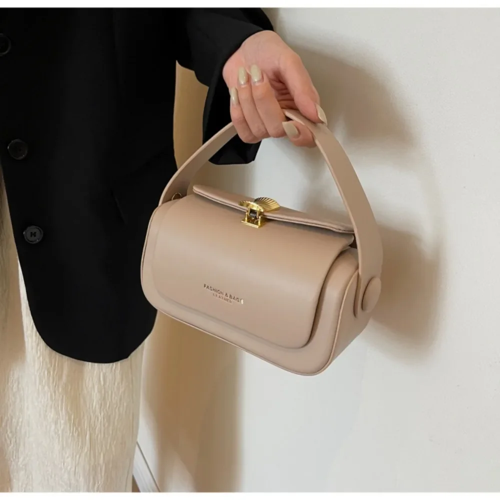 sac à bandoulière noir classique pour femmes, sacs carrés polyvalents rétro, sacs à main à rabat en cuir texturé de grande capacité, nouvelle collection 2024