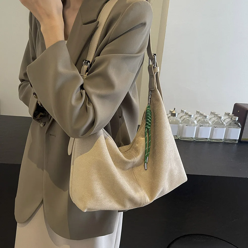 sac à bandoulière élégant en daim pour femmes, sac hobo en forme de croissant à sangle réglable pour le travail, les voyages et l'usage quotidien