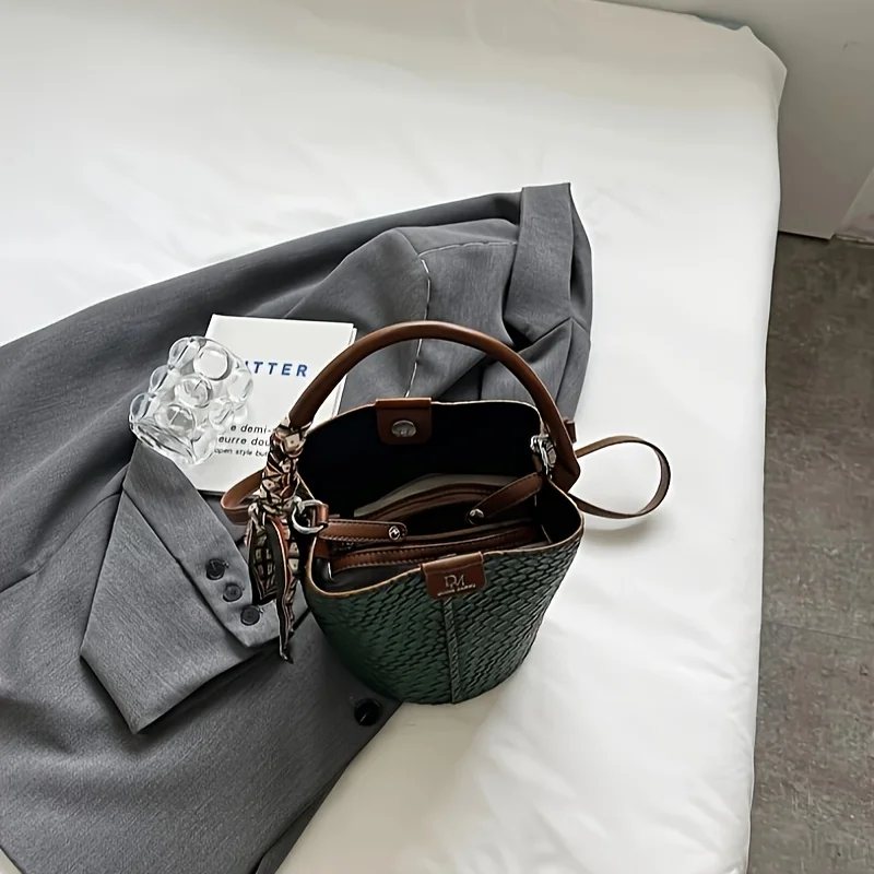 sac seau tissé pour femme. marron profond/beige/vert/noir. sangle amovible, durable et facile à nettoyer. pour les voyages et les événements formels. magasin maintenant!