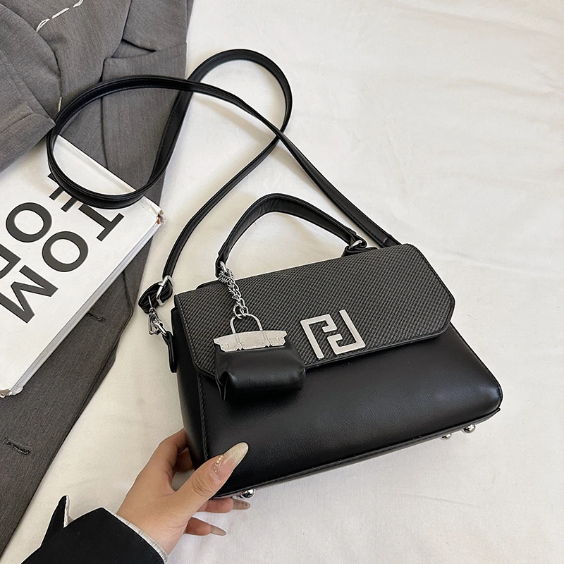 sac à bandoulière de marque de luxe pour femmes, sac à main en cuir de qualité supérieure avec bandoulière réglable et breloque avec logo