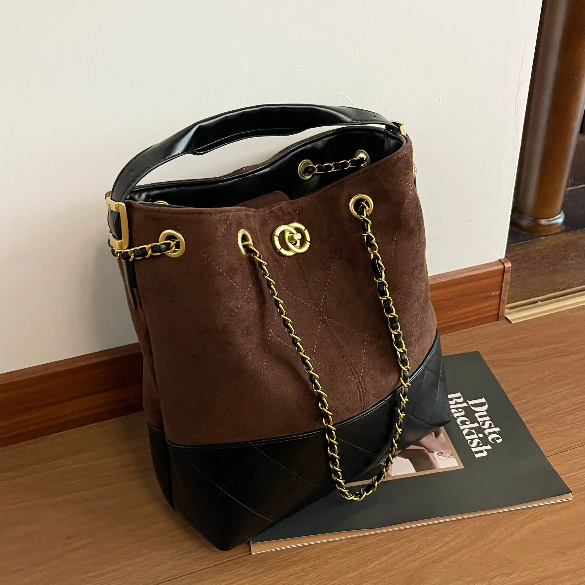 2025 sac seau spacieux sac à bandoulière léger pour femmes fourre tout à bandoulière polyvalent sac de mode sac de banlieue décontracté 