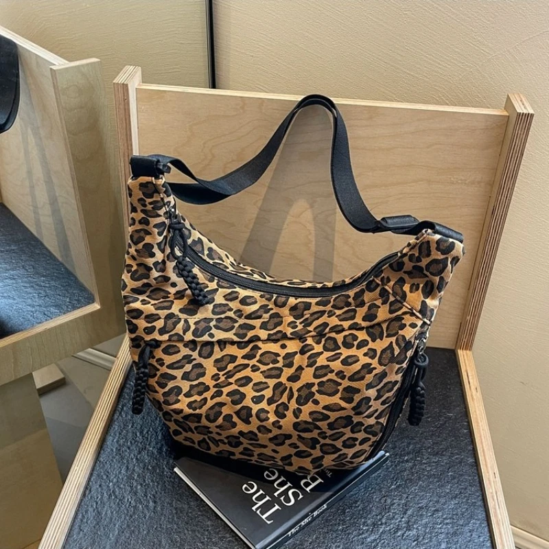 Sac à bandoulière imprimé léopard populaire Hobo femme sac à bandoulière en Nylon léger à la mode Guangzhou sac de haute qualité