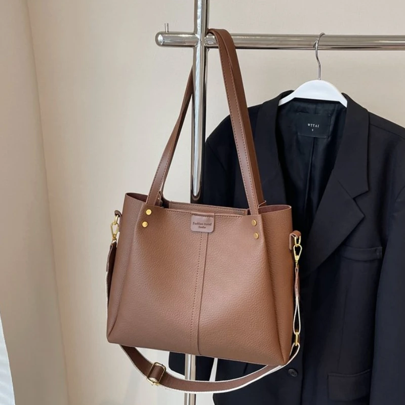 sac fourre tout décontracté simple pour femme, sac à bandoulière, peau douce, sous les bras, grande capacité, recommandé, haute qualité, nouveau, 2025