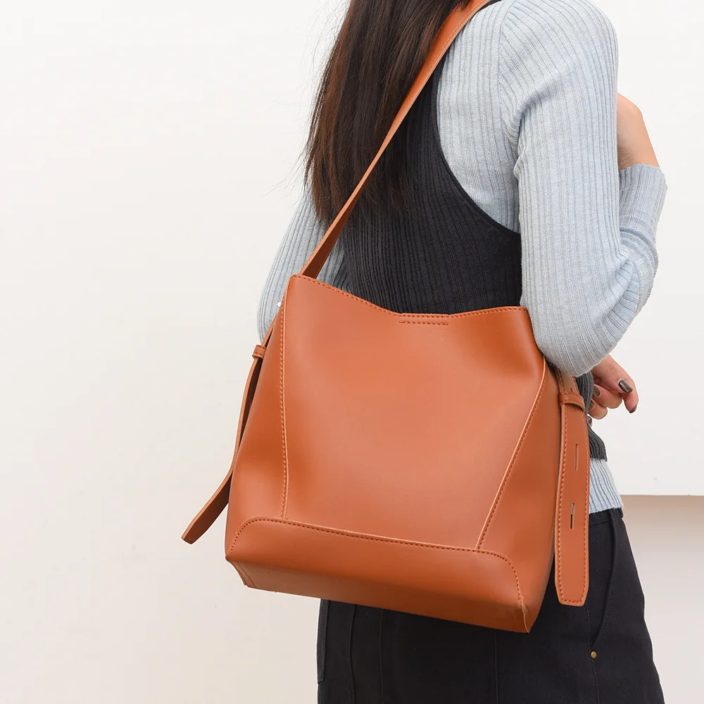 sac seau de luxe pour femmes, sac à bandoulière de grande capacité en cuir souple, fourre tout sous les bras, mode banlieue, nouvelle collection 2025 