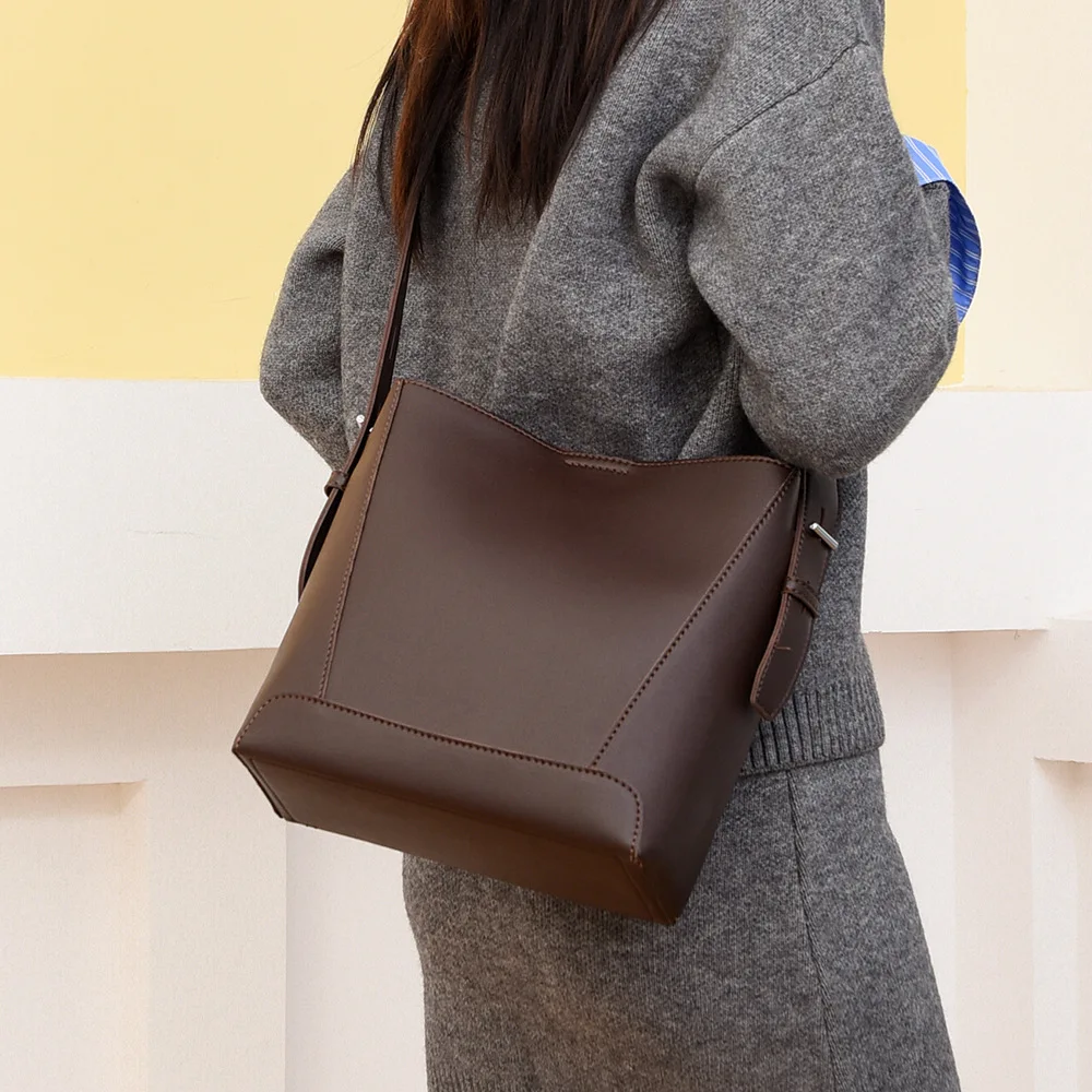 sac seau de luxe pour femmes, sac à bandoulière de grande capacité en cuir souple, fourre tout sous les bras, mode banlieue, nouvelle collection 2025 
