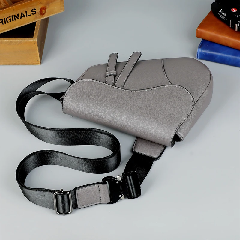 sac à bandoulière pour hommes, sac de selle en cuir de haute qualité, fermeture éclair premium, sac de poitrine simple de couleur unie, sacoche pour hommes d'affaires