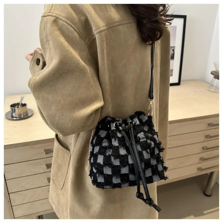 nouveau sac seau pour femmes, sac à bandoulière à carreaux, sac à main en denim durable, design à cordon de serrage de grande capacité,