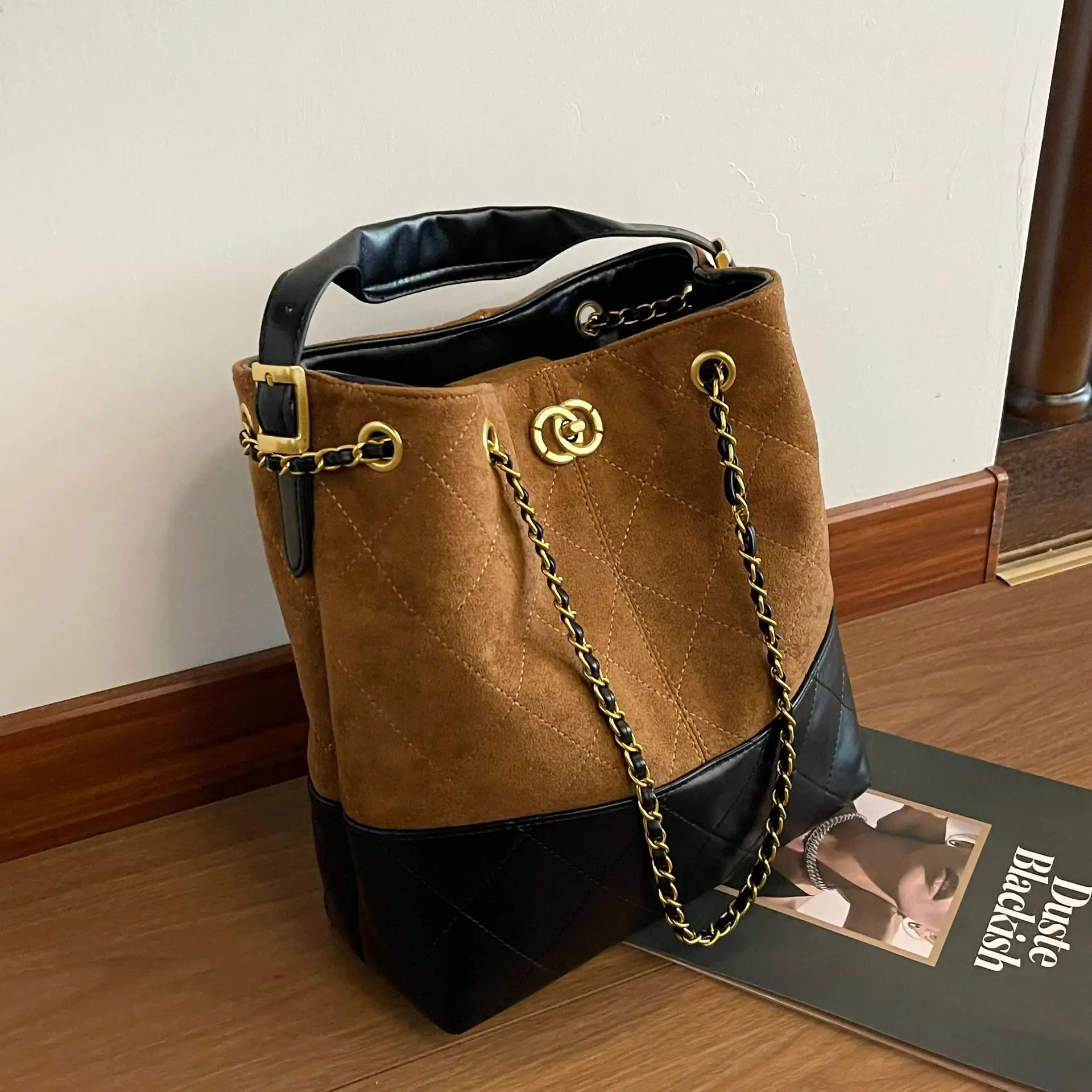 2025 sac seau spacieux sac à bandoulière léger pour femmes fourre-tout à bandoulière polyvalent sac de mode sac de banlieue décontracté ​