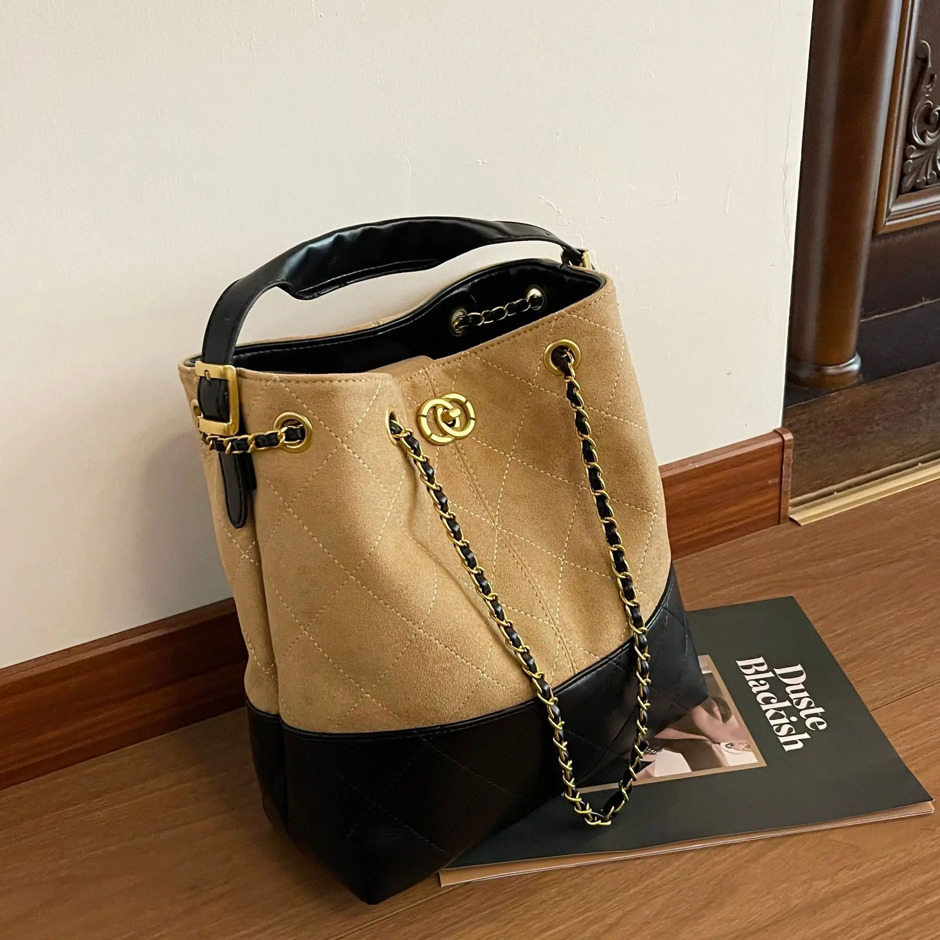 2025 sac seau spacieux sac à bandoulière léger pour femmes fourre tout à bandoulière polyvalent sac de mode sac de banlieue décontracté 