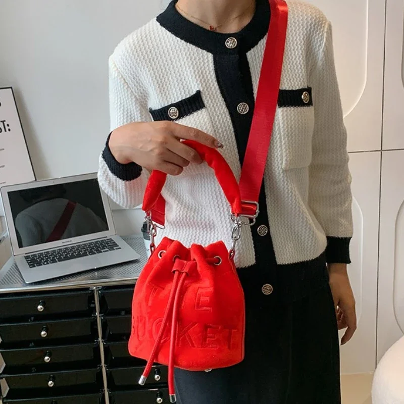 sacs seau en peluche pour femmes, sac à main de luxe de styliste, mode lettre imprimée, haute qualité, mignon, sac à bandoulière, nouvelle collection 2025