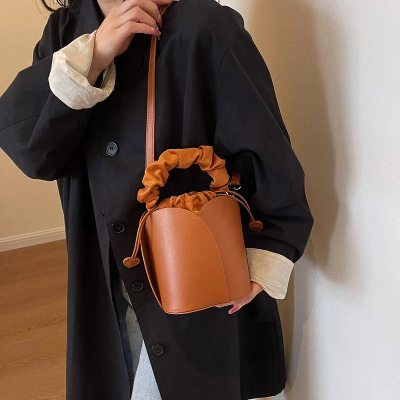 sac seau de luxe pour femmes, sac seau de style pétale de haute qualité, mode polyvalent, couleur unie, sac de transport pour les déplacements, offre spéciale, 2025