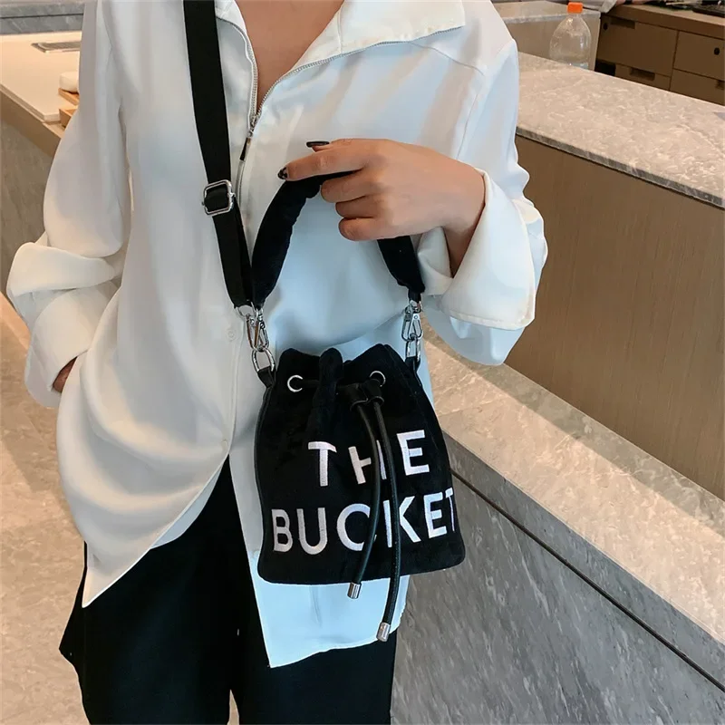 sacs seau en peluche pour femmes, sac à main de luxe de styliste, mode lettre imprimée, haute qualité, mignon, sac à bandoulière, nouvelle collection 2025