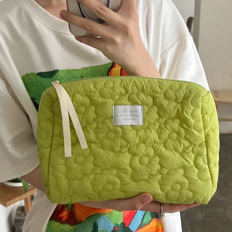Sac de maquillage pour femmes, nouveau motif de fleurs matelassées, sac de rangement Portable étanche, pochette de lavage de voyage, sac à cosmétiques à fermeture éclair, grande capacité