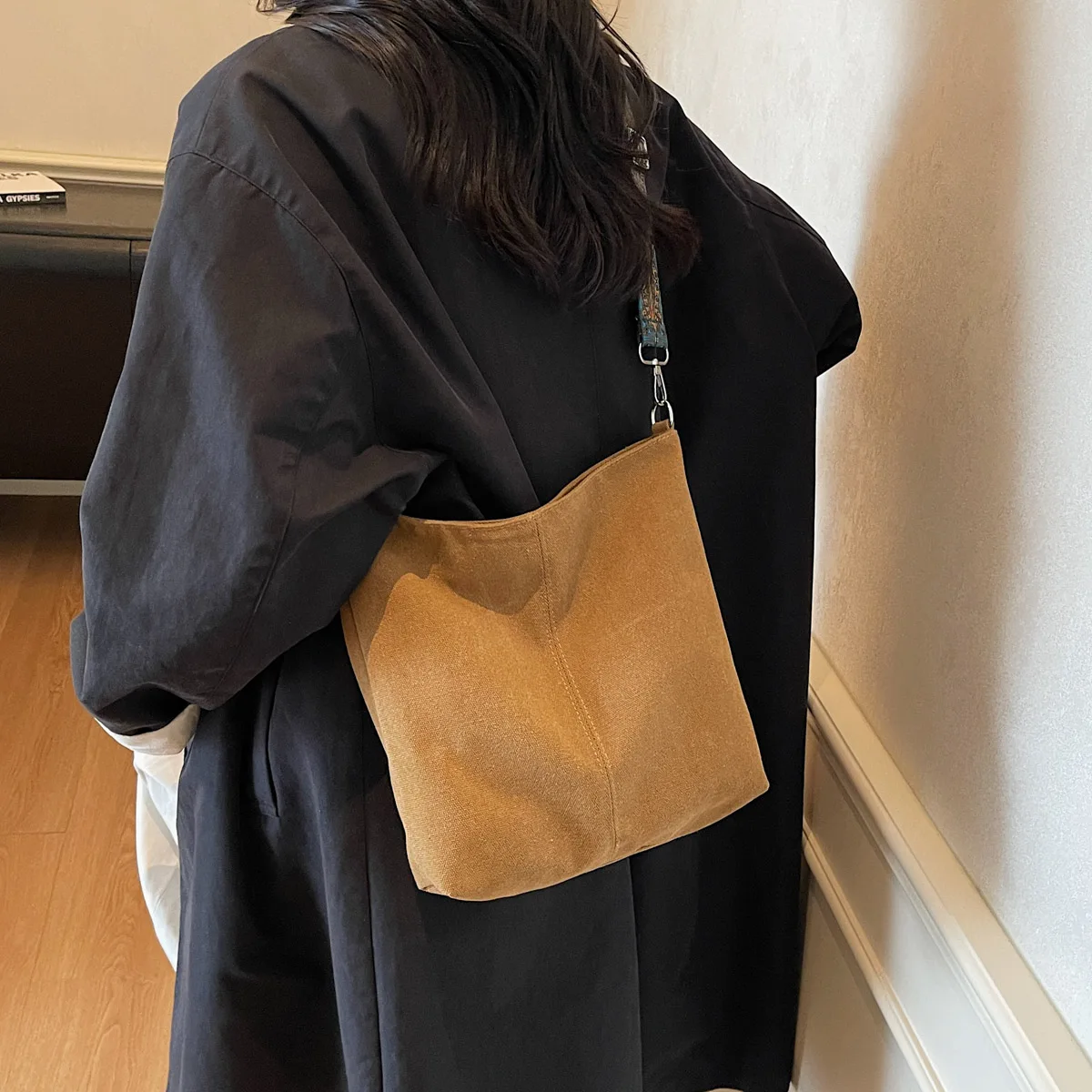sac à bandoulière simple pour femmes, design de couleur unie, sac à bandoulière décontracté de grande capacité, large sangle réglable, sac seau rétro