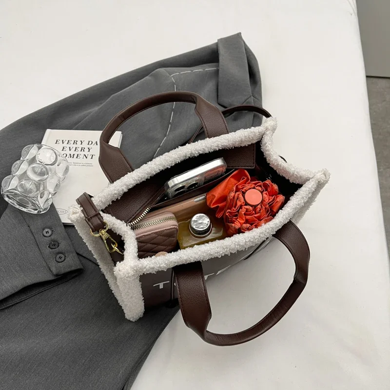 sac à bandoulière matelassé de couleur unie pour femmes, sac à main tendance, style décontracté, bord en peluche, détail, fermeture éclair, sorties idéales