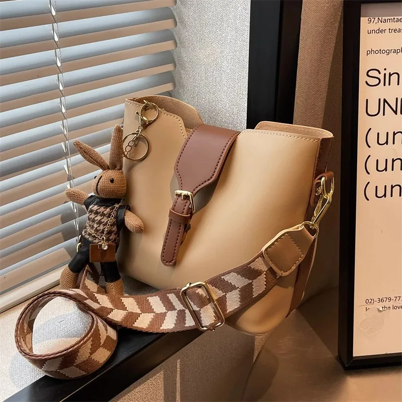Nouveau sac pour femme avec un toucher premium, sac seau à bandoulière à large sangle, design populaire incontournable à la mode et tendance