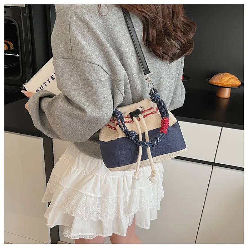 sacs seau en toile, sac à main seau pour femmes, nouvelle mode rétro d'été pour loisirs, sac à bandoulière asymétrique épaule dénudée