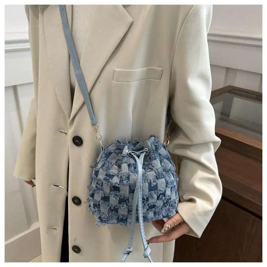 Nouveau sac seau pour femmes, sac à bandoulière à carreaux, sac à main en denim durable, design à cordon de serrage de grande capacité,
