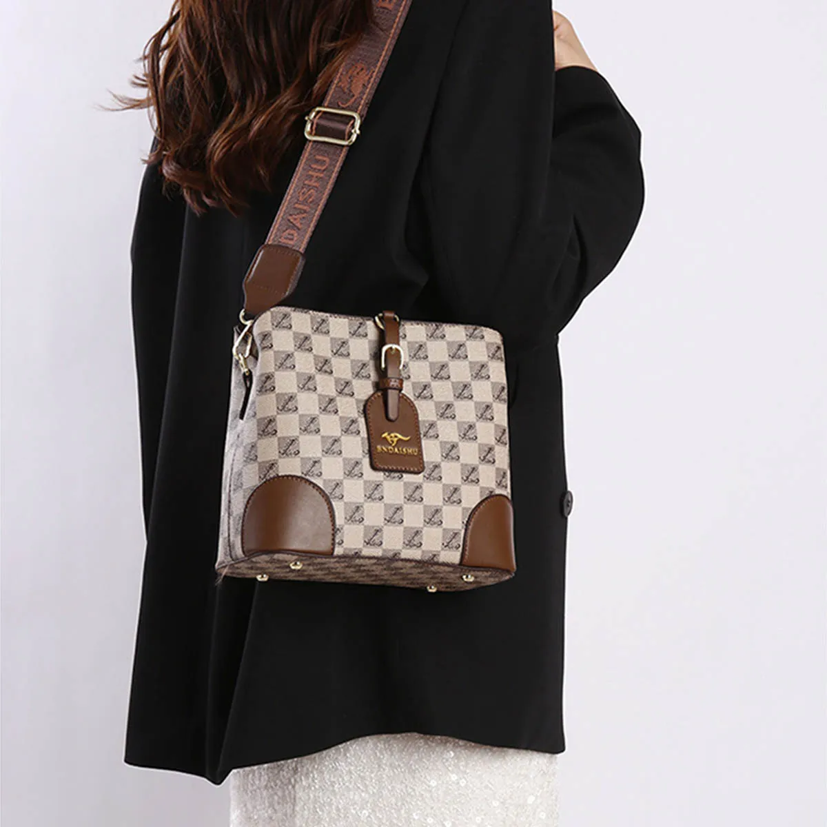 2025 nouveau sac seau de grande capacité, bandoulière, sac à bandoulière simple, sac de mode polyvalent, sac de transport simple, pendentif