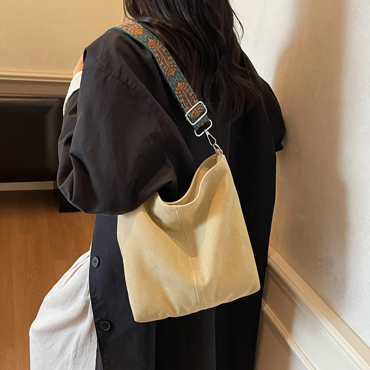 sac à bandoulière simple pour femmes, design de couleur unie, sac à bandoulière décontracté de grande capacité, large sangle réglable, sac seau rétro