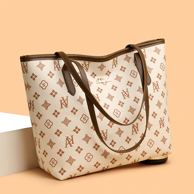 un sac fourre tout de grande capacité avec un logo en métal à l'ancienne. conception classique à motif ancien, schéma de couleurs marron foncé avec une sensation vintage et élégante, embellissements exquis de logo de marque en métal, doubles poignées en cuir. grande capacité, adaptée aux déplacements quotidiens et au shopping, un sac résout les besoins du stockage de voyage, élégante et polyvalente, présentation de la qualité.