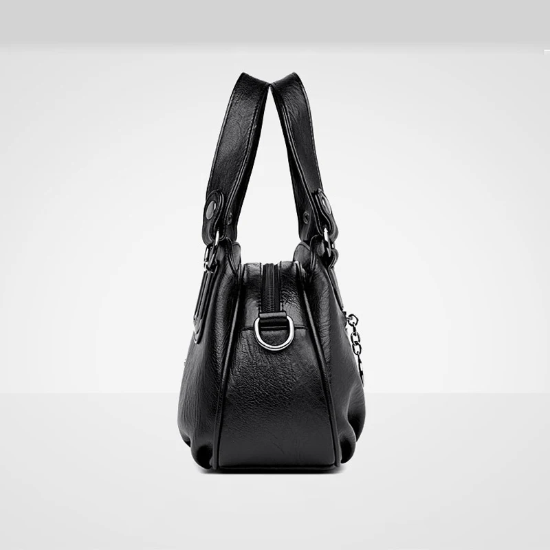 sacs à main en cuir souple de haute qualité pour femmes d'âge moyen. ces sacs à main à la mode représentant un style vintage et peut être carr