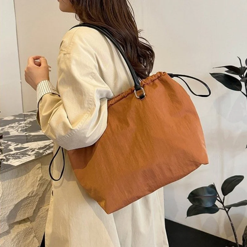 sac cartable à la mode pour femmes avec pompon en cuir pu, sac à bandoulière pour le travail et le bureau, printemps 2025
