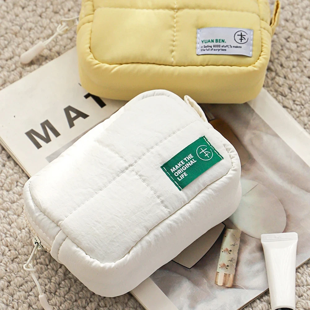 sac de maquillage matelassé pour femmes, sac de rangement de maquillage, sac de support de cosmétiques esthétique, pochette de cosmétiques bouffante étanche, sac de voyage en plein air