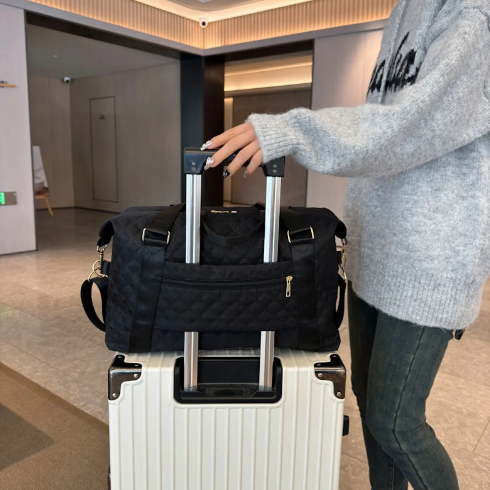 sac de week end matelassé pour femme, sac polochon de voyage, sac à main de nuit, sac fourre tout de gym avec poche arrière, sac de voyage de grande capacité