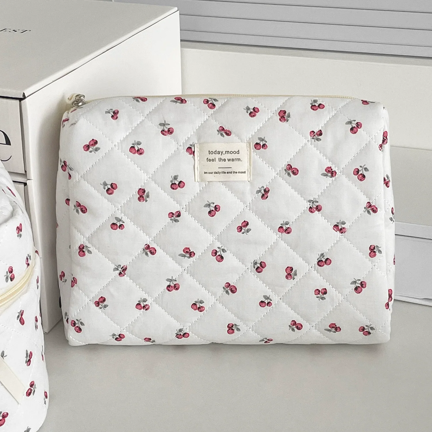 trousse de maquillage matelassée berry – joli organisateur de toilette de voyage de grande capacité pour filles, pochette cosmétique de style ins