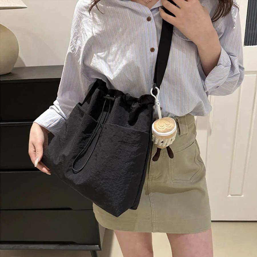 sac à bandoulière avec cordon de serrage pour femmes, fourre tout de voyage imperméable en nylon, style basique décontracté, sac seau, nouvelle mode
