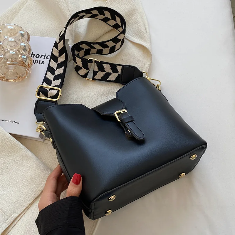nouveau sac pour femme avec un toucher premium, sac seau à bandoulière à large sangle, design populaire incontournable à la mode et tendance