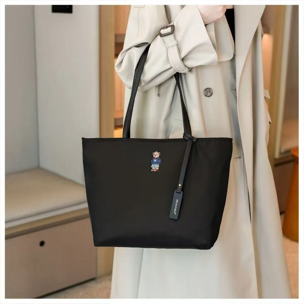 Sac fourre-tout, nouveau sac à main pour femme 2025, sac en nylon petit ours brodé, sac à bandoulière de grande capacité pour les déplacements domicile-travail