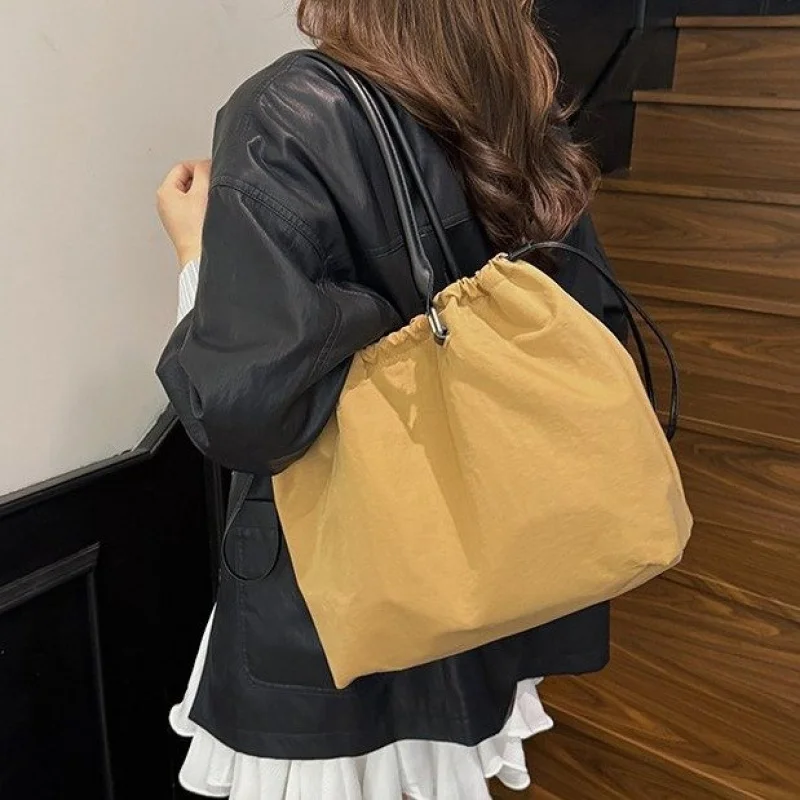 sac cartable à la mode pour femmes avec pompon en cuir pu, sac à bandoulière pour le travail et le bureau, printemps 2025