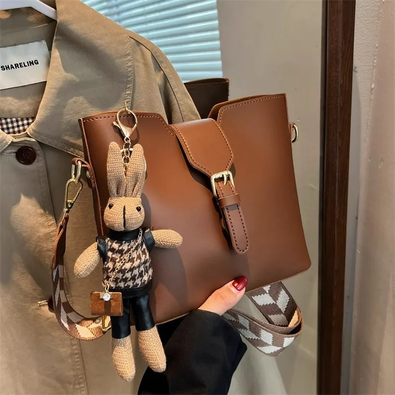 nouveau sac pour femme avec un toucher premium, sac seau à bandoulière à large sangle, design populaire incontournable à la mode et tendance