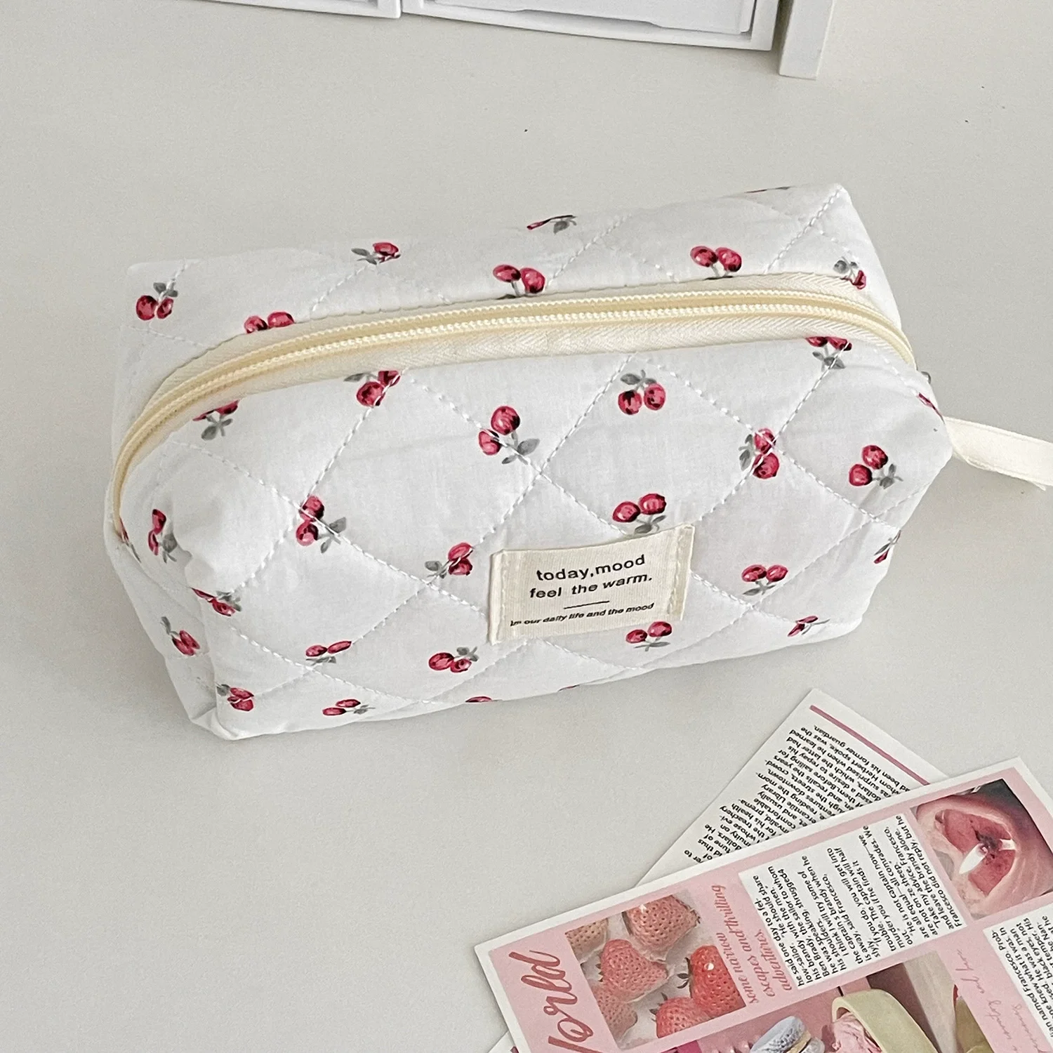 trousse de maquillage matelassée berry – joli organisateur de toilette de voyage de grande capacité pour filles, pochette cosmétique de style ins